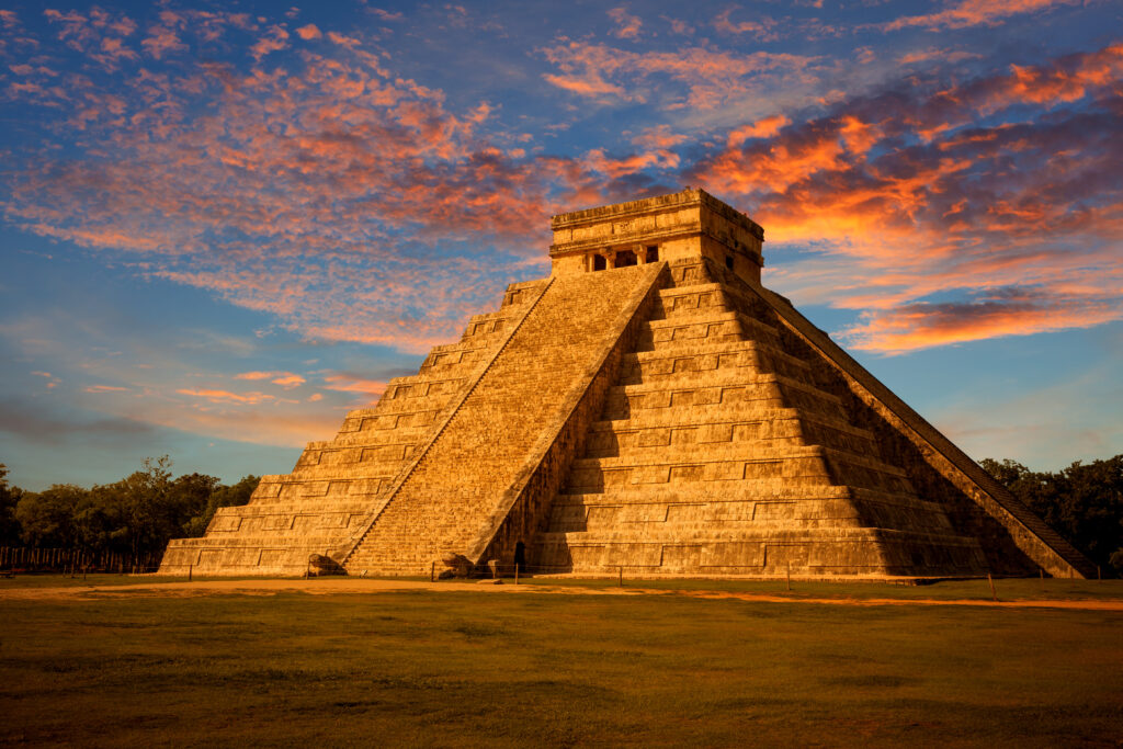 El Castillo (The Kukulkan Temple) of Chichen Itza, mayan pyramid in Yucatan, México